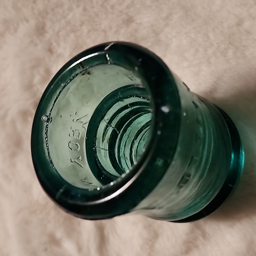 VINTAGE SWIRLED BROOKFIELD HOOPSKIRT GLASS INSULATOR GREEN AQUA. - Picture 6 of 6